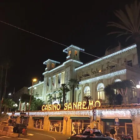 Lavish Seaside With Garden And Stunning Views 빌라