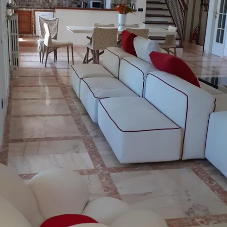 Vila Lavish Seaside With Garden And Stunning Views
