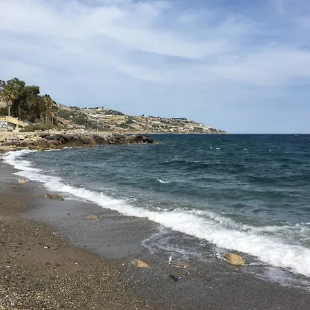 Вилла Lavish Seaside With Garden And Stunning Views