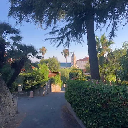 Lavish Seaside With Garden And Stunning Views فيلة *