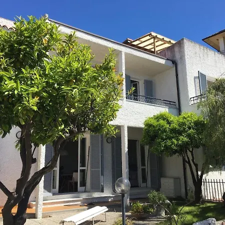 Lavish Seaside With Garden And Stunning Views 别墅 *