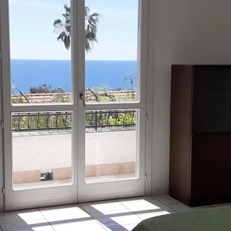 Lavish Seaside With Garden And Stunning Views Willa