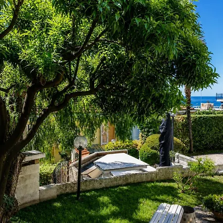 Lavish Seaside With Garden And Stunning Views *